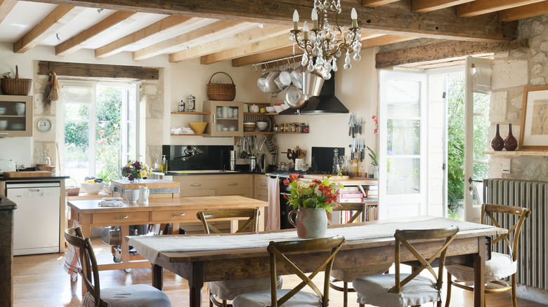 Nhà bếp kiểu nông thôn trang nhã nhưng sống động