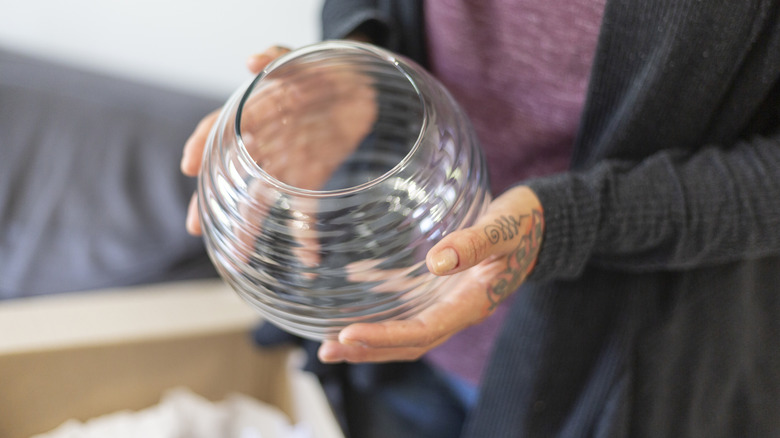 Tay cầm bình thủy tinh