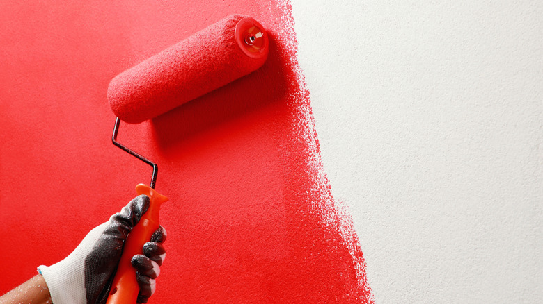 Người đang sơn tường màu đỏ