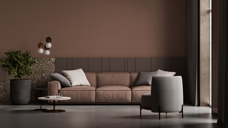Phòng khách với tường và ghế sofa màu nâu