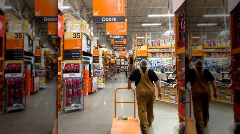 người đi bộ qua Home Depot