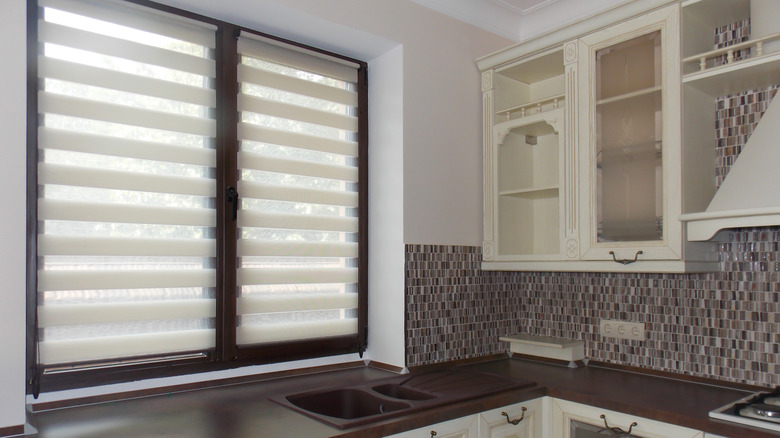 rèm ngựa vằn trên cửa sổ nhà bếp