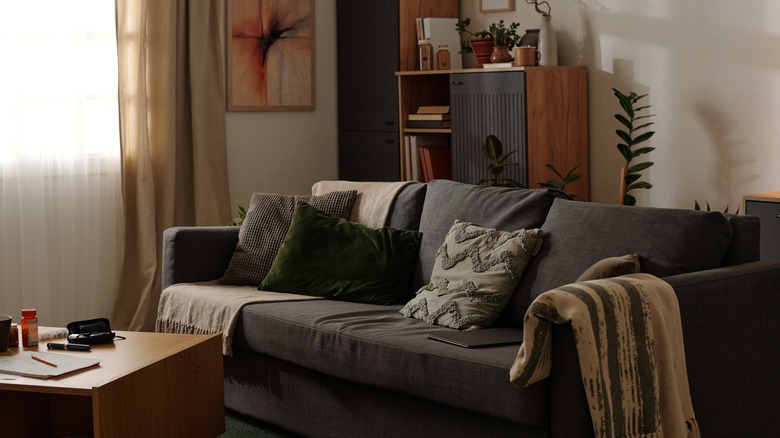 Phòng khách với ghế dài màu xám