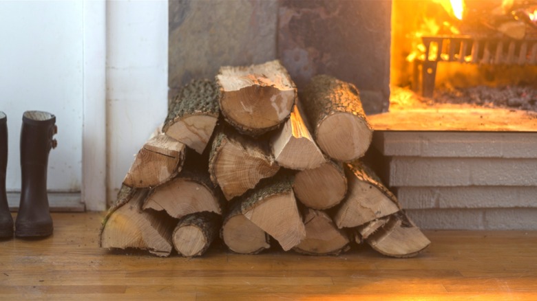 củi xếp trên sàn trước ngọn lửa