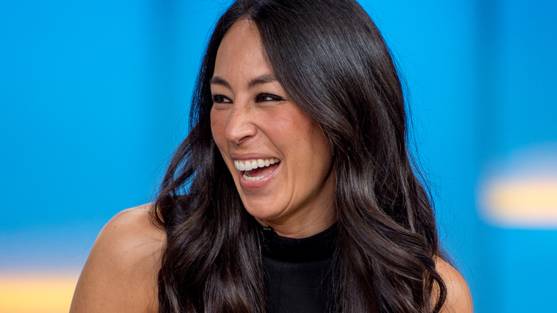 Chân dung Joanna Gaines tươi cười trong một sự kiện