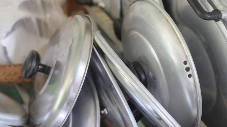 Bộ sưu tập nắp nồi kim loại cũ