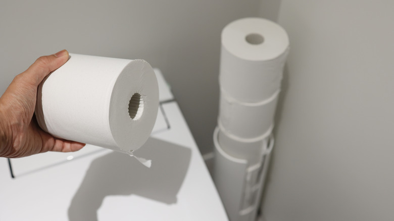 tay cầm cuộn giấy vệ sinh