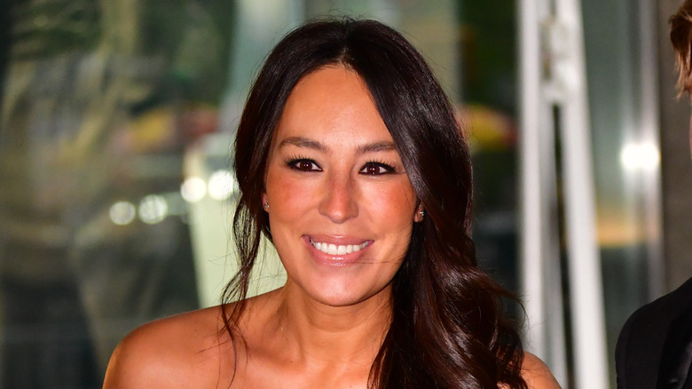 Cận cảnh Joanna Gaines mỉm cười tại sự kiện.