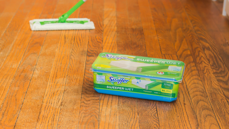 Hộp đựng cây lau nhà ướt Swiffer