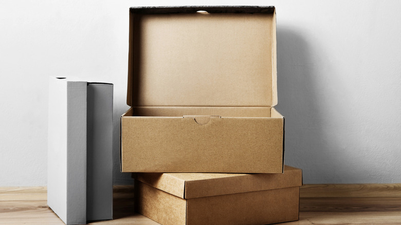 Một đống hộp giày trống