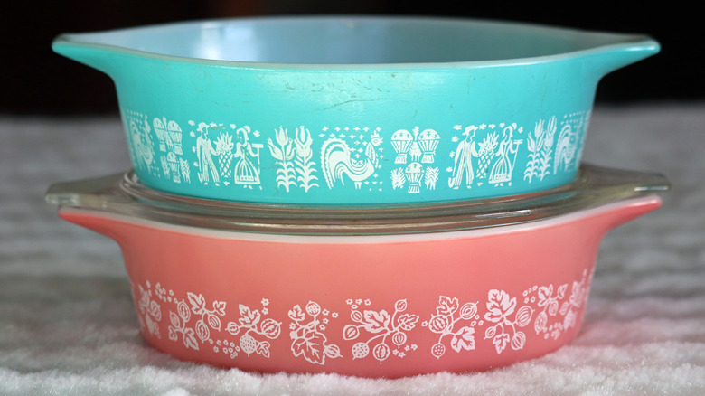 Hai mảnh dụng cụ nấu ăn cổ điển xếp chồng lên nhau