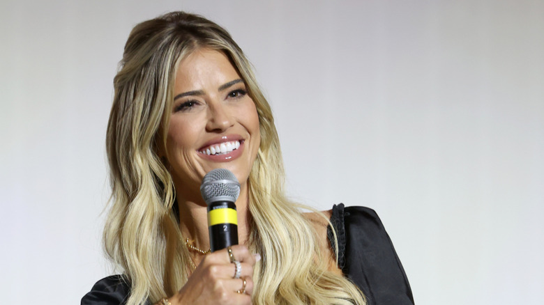 Cận cảnh Christina Haack với chiếc micro trên tay.