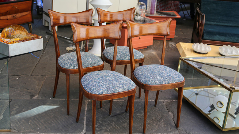 Một bộ ghế gỗ cổ được trưng bày tại một cuộc mua bán bất động sản.