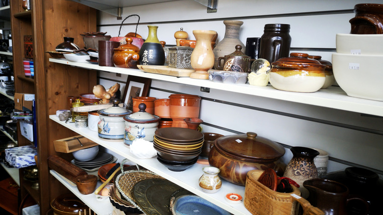 Các mặt hàng trên kệ trong một cửa hàng bán lại