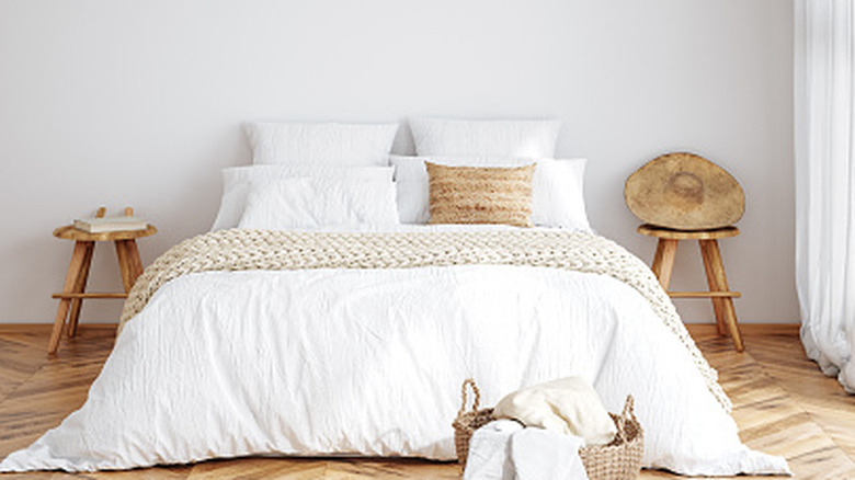 phòng ngủ với tường sơn trắng trơn