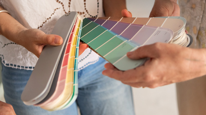 Người dân xem mẫu sơn