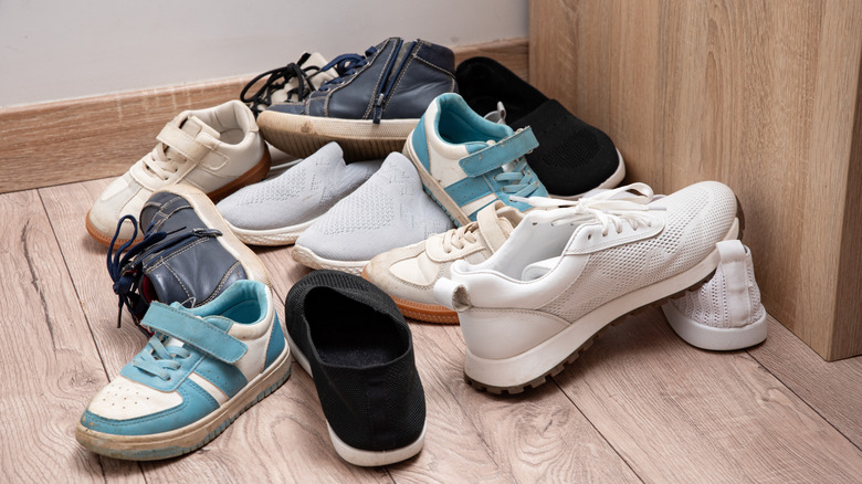 Một đống giày lộn xộn trên sàn nhà