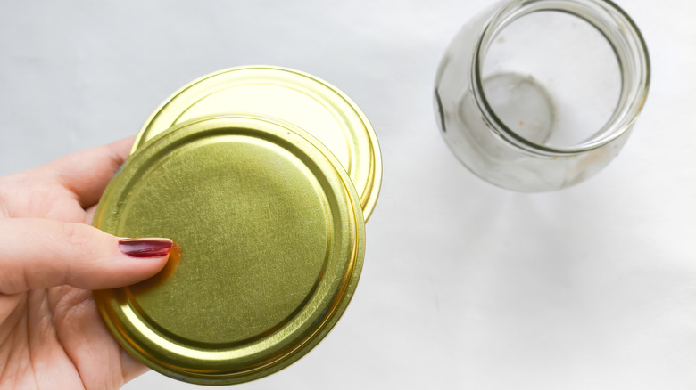 Tay cầm nắp lọ và lọ thủy tinh