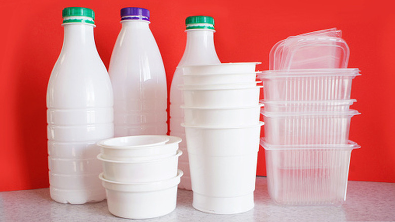 hộp và chai nhựa rỗng