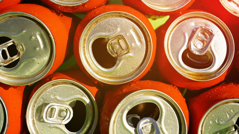 lon nước uống bằng nhôm rỗng