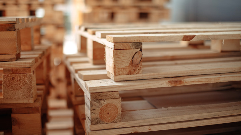 Pallet gỗ xếp chồng lên nhau trong kho