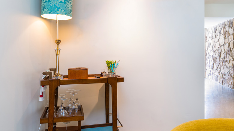 xe đẩy quầy bar trong nhà