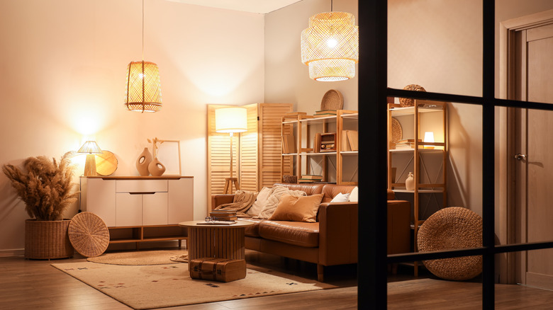 Ánh sáng ấm áp chiếu sáng phòng khách trung tính