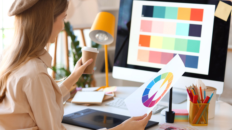 Người phụ nữ nhìn vào cách phối màu trên máy tính