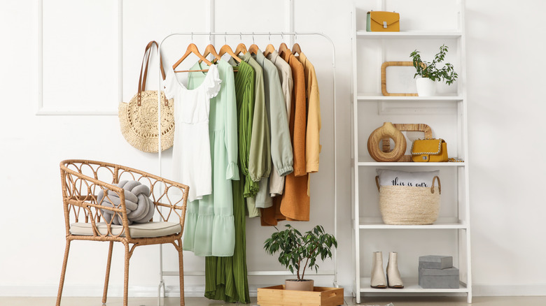 hành lang bên trong có kệ, ghế, áo khoác treo trên giá và một chiếc ví trên móc tường