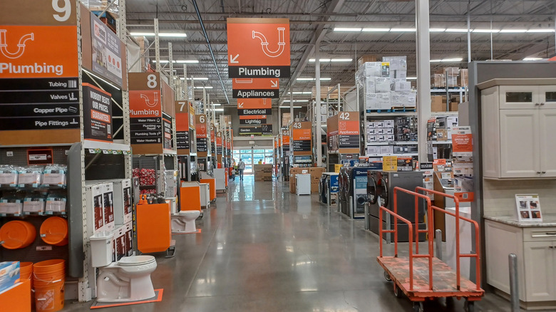 Lối đi chính của cửa hàng Home Depot