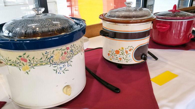 Ba chiếc nồi nấu chậm trên bàn.