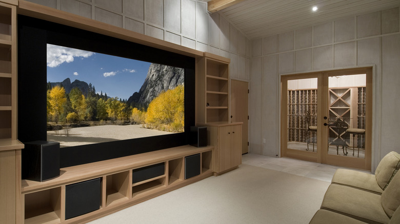 Trung tâm giải trí khổng lồ với kệ trống