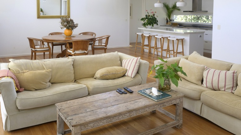 Phòng khách hiện đại với bàn cà phê bằng gỗ đơn giản