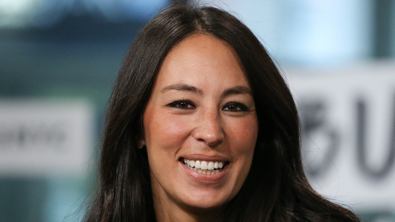 Joanna Gaines mỉm cười trong cuộc phỏng vấn