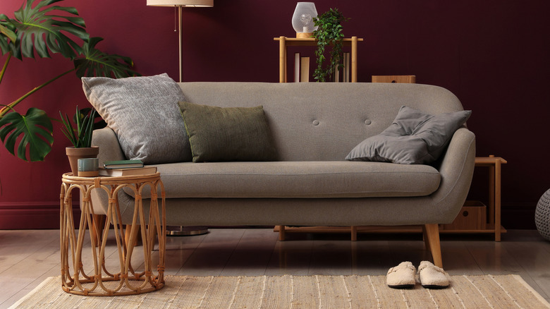 Phòng khách với ghế dài màu xám