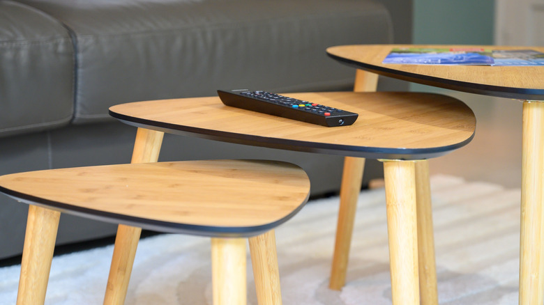 Bộ ba bàn lồng trước ghế sofa phòng khách