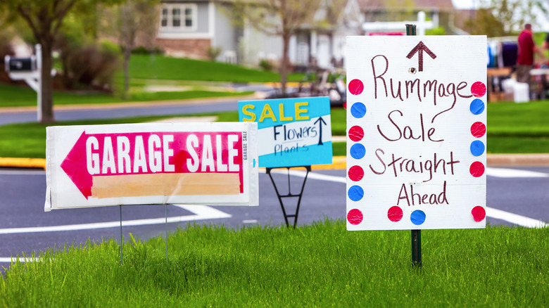 Biển quảng cáo trong sân gara và bán hàng lục lọi