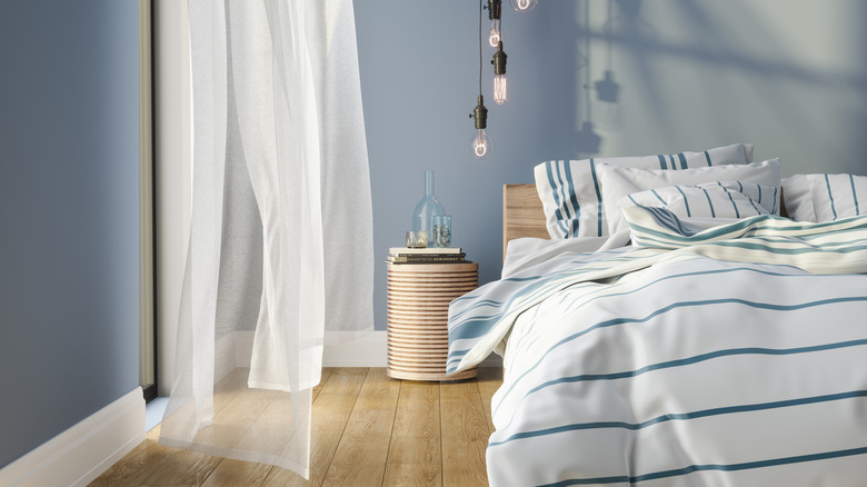 Phòng ngủ với những bức tường màu xanh dịu, êm dịu.