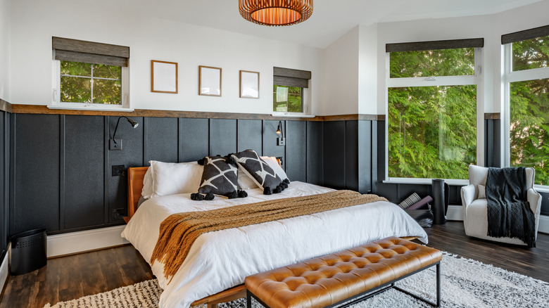 phòng ngủ với bảng đen hiện đại và bức tường tạo điểm nhấn bằng dùi cui bao bọc căn phòng