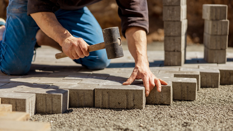 lắp đặt máy lát nền trên nền sỏi nhỏ gọn vững chắc