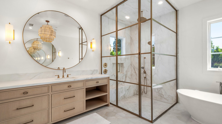 Phòng tắm lát đá cẩm thạch trắng có vòi sen nhà kính