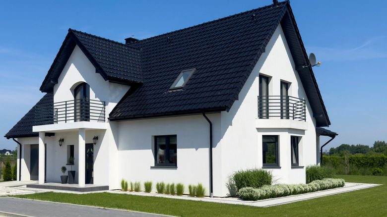 Ngôi nhà có mặt tiền màu trắng và mái nhà màu đen