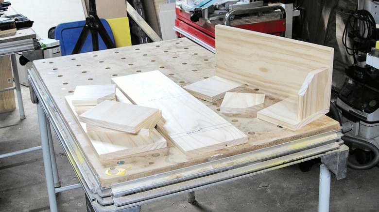 Những miếng gỗ của tủ sách đã được cắt và sẵn sàng để lắp ráp