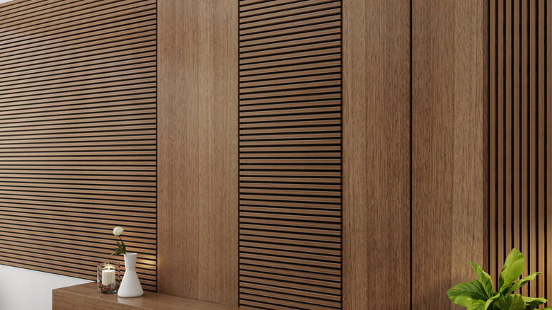 Tủ màu nâu vừa được bọc bằng cọc bọc.