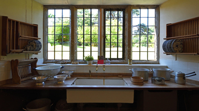 Nhà bếp trong ngôi nhà thời Victoria với mặt bàn bằng gỗ cạnh bồn rửa kiểu trang trại