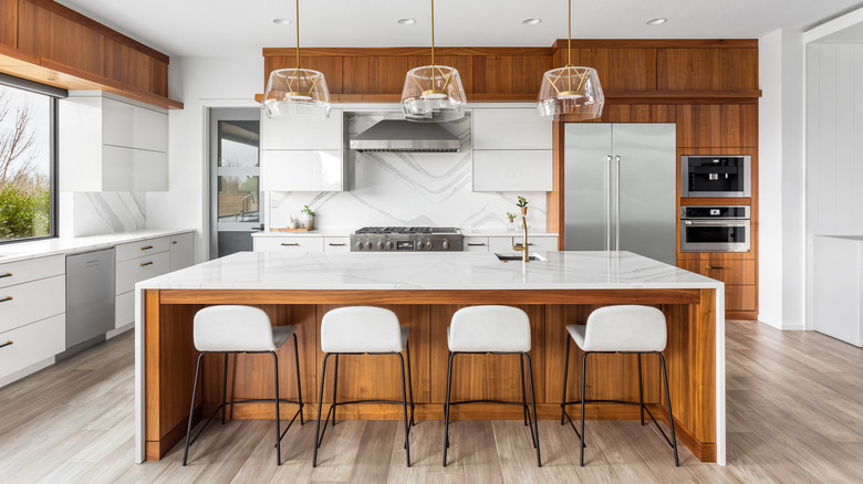 Nhà bếp gỗ hiện đại với mặt đảo bếp thác nước