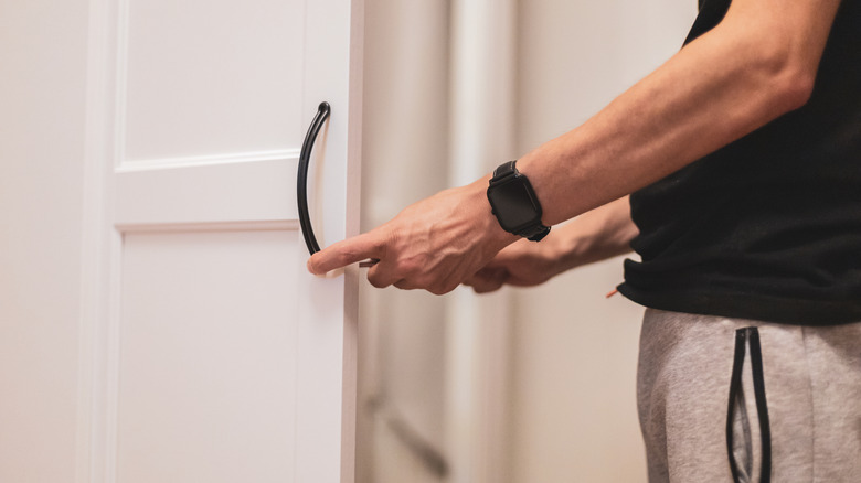 lắp tay cầm trên cửa tủ quần áo màu trắng