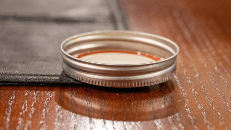 nắp lọ Mason lộn ngược trên bàn