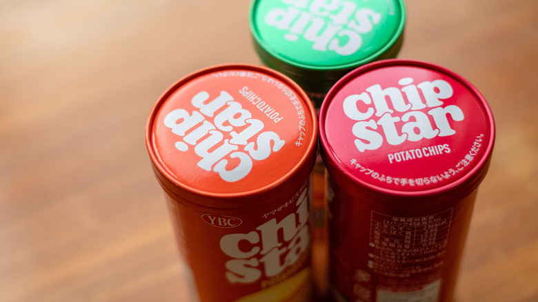 Chip trong gói hình trụ trên bàn