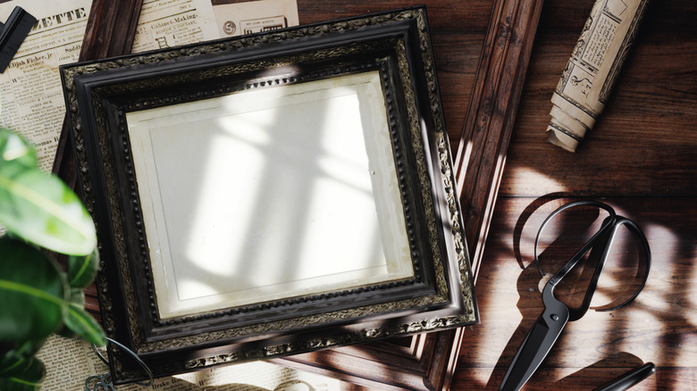 Khung và kéo cổ điển trên bàn